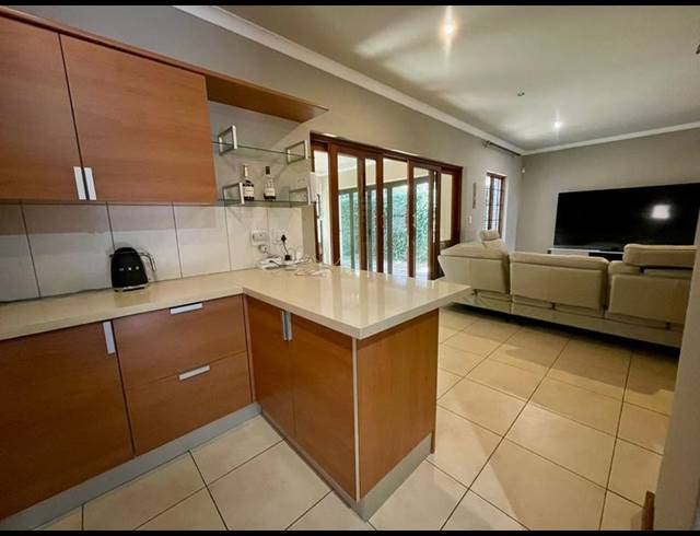 3 BEDROOM TOWNHOUSE FOR SALE IN MENLO PARK
